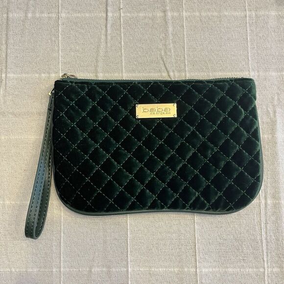 Bebe Danielle Wristlet With Strap Top Zip Pockets Emerald Green Velvet Quilted - Picture 1 of 8